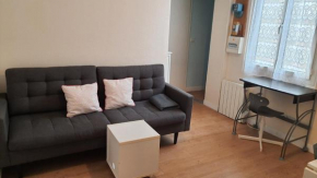 F2 meublé RER B La Place/ Gentilly, proche 75014, Parking libre, CC Vache Noir, Complexe Sportif Raspail